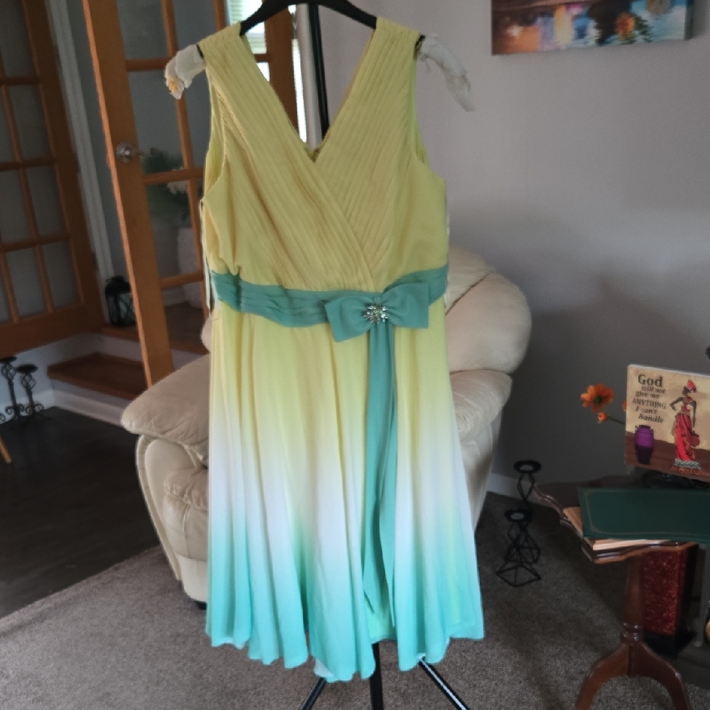 Roaman's Yellow and Green Ombre Midi Dress. 💐       ⭐️ SIZE 18W⭐️✨️